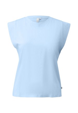 T-shirt sans manches bleu clair avec une large couverture des épaules et un col rond, présenté sur un fond blanc.