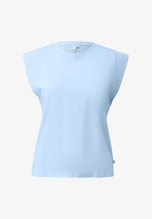 T-shirt sans manches bleu clair avec une large couverture des épaules et un col rond, présenté sur un fond blanc.