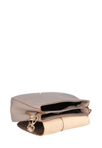 Borsa strutturata in pelle taupe con una texture liscia, caratterizzata da un fondo in suede beige a contrasto e dettagli in hardware dorato.