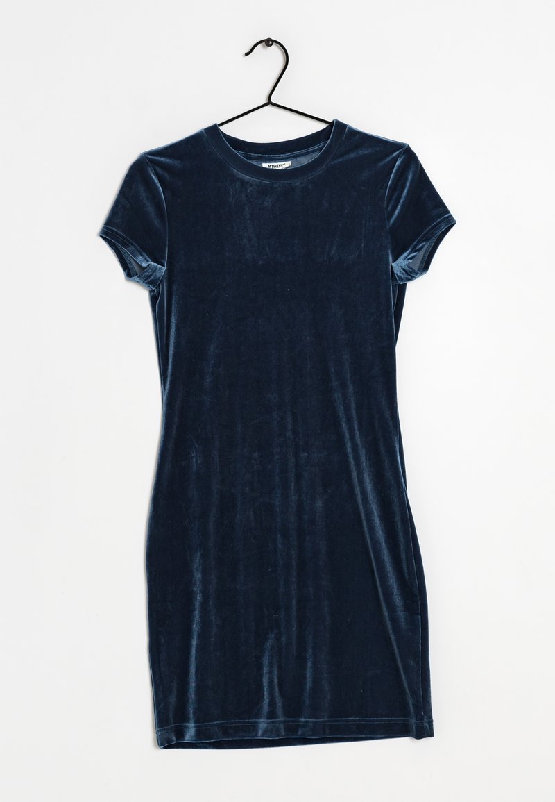 Robe en velours bleu foncé à manches courtes suspendue sur un cintre noir sur fond blanc.