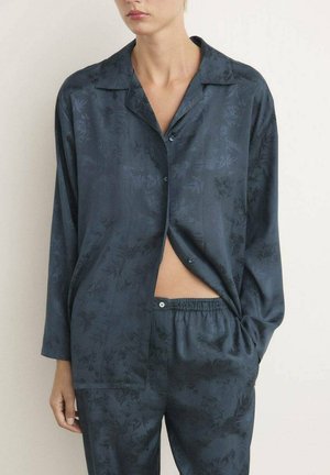 Marine slaapset met een langemouwen button-down top en een elastische taillebandbroek, met een bloemenpatroon en een gladde satijnen textuur.