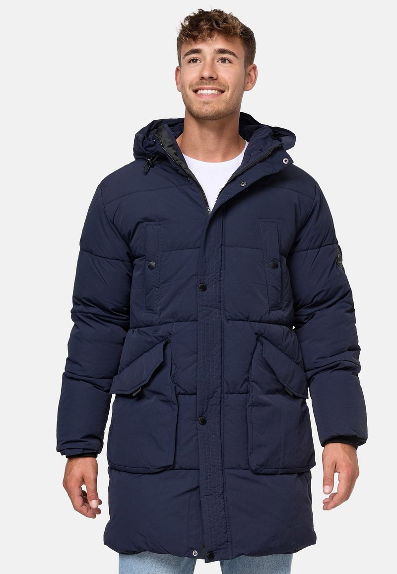 Geacă pompa navy cu glugă, dotată cu două buzunare frontale, închidere cu capse și textură matlasată. Croială casual și design ușor.