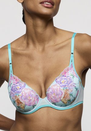 Lichtblauwe kanten beha met bloemmotief, versierd met geborduurde pioenrozen in roze en lavendel, met verstelbare banden en getailleerde randen voor detail.