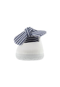 Zapatilla de lona blanca con suela de goma, que presenta un lazo de rayas azul y blanco en la parte frontal y un forro de tela de rayas en el interior.