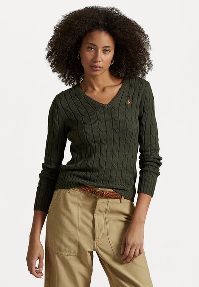 Pulover cu gât în V, din tricot cu modele, de culoare verde închis, cu mâneci lungi. Încadrat cu un mic accent logo pe piept. Țesătură cu textură.