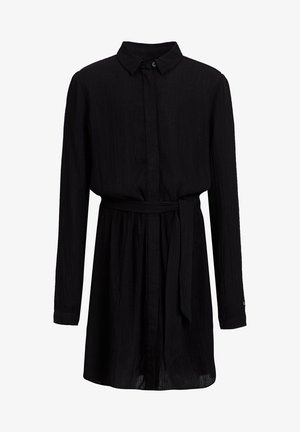 Robe chemise noire à manches longues, boutonnée à l'avant, col pointu et ceinture en tissu nouée à la taille, en tissu texturé.