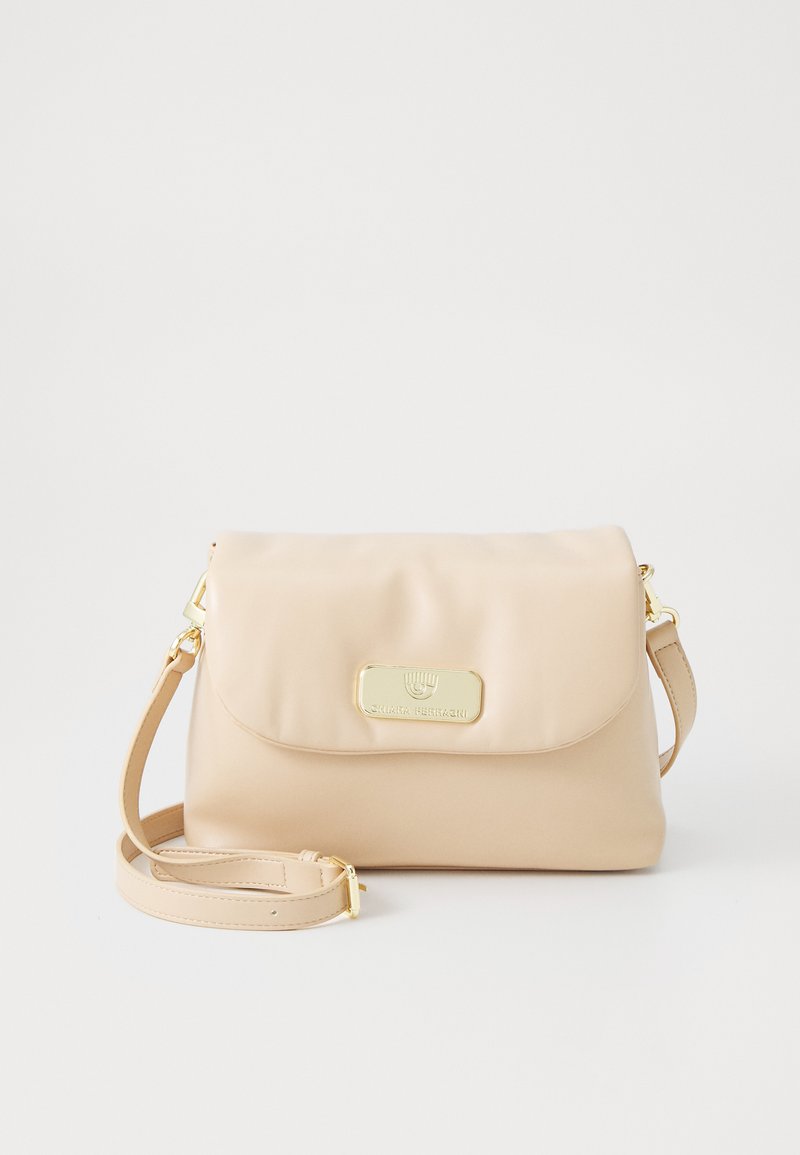 Borsa a tracolla in finta pelle beige con chiusura a patta e hardware dorato. Presenta una tracolla e una placca logo rettangolare sul davanti.