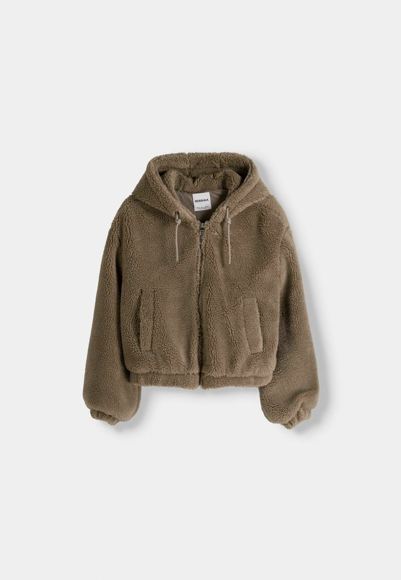 Veste en polaire brune coupée, avec capuche, présentant des poches à l'avant, des cordons de serrage et une surface texturée et douce.