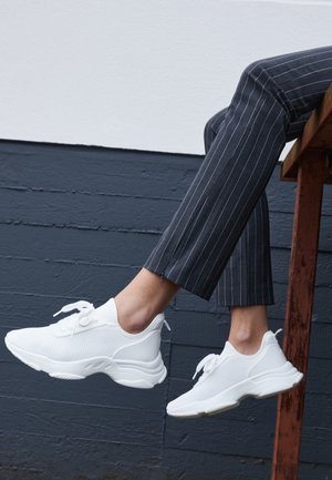 Sneakers - white