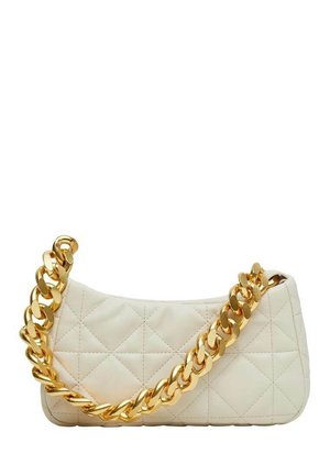 Sac à main matelassé crème avec une grande lanière en chaîne dorée brillante, présenté sur fond blanc.