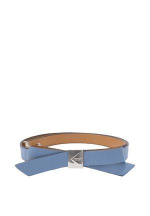 Jasnoniebieski pasek ze skóry z teksturowanym wzorem i srebrną prostokątną klamrą, ułożony luźno w spiralę na białym tle.