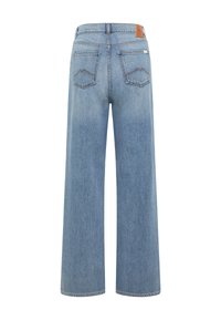 Jeans in denim azzurro chiaro a gamba larga, con vita alta, due tasche posteriori con cuciture a zigzag e un'etichetta in pelle marrone.