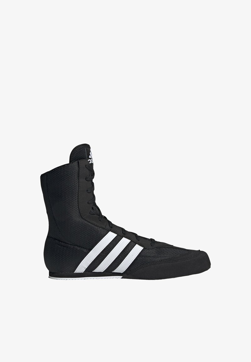 Mustat korkeat urheilukengät, joissa on teksturoitu kangaspinta, ja joissa on kolme valkoista raitaa sekä nauhalla varustettu etuosa. Tasainen kumipohja alaosassa.