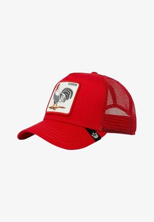 Casquette trucker rouge en mesh avec un patch devant représentant un coq et le mot « COCK » au-dessus.
