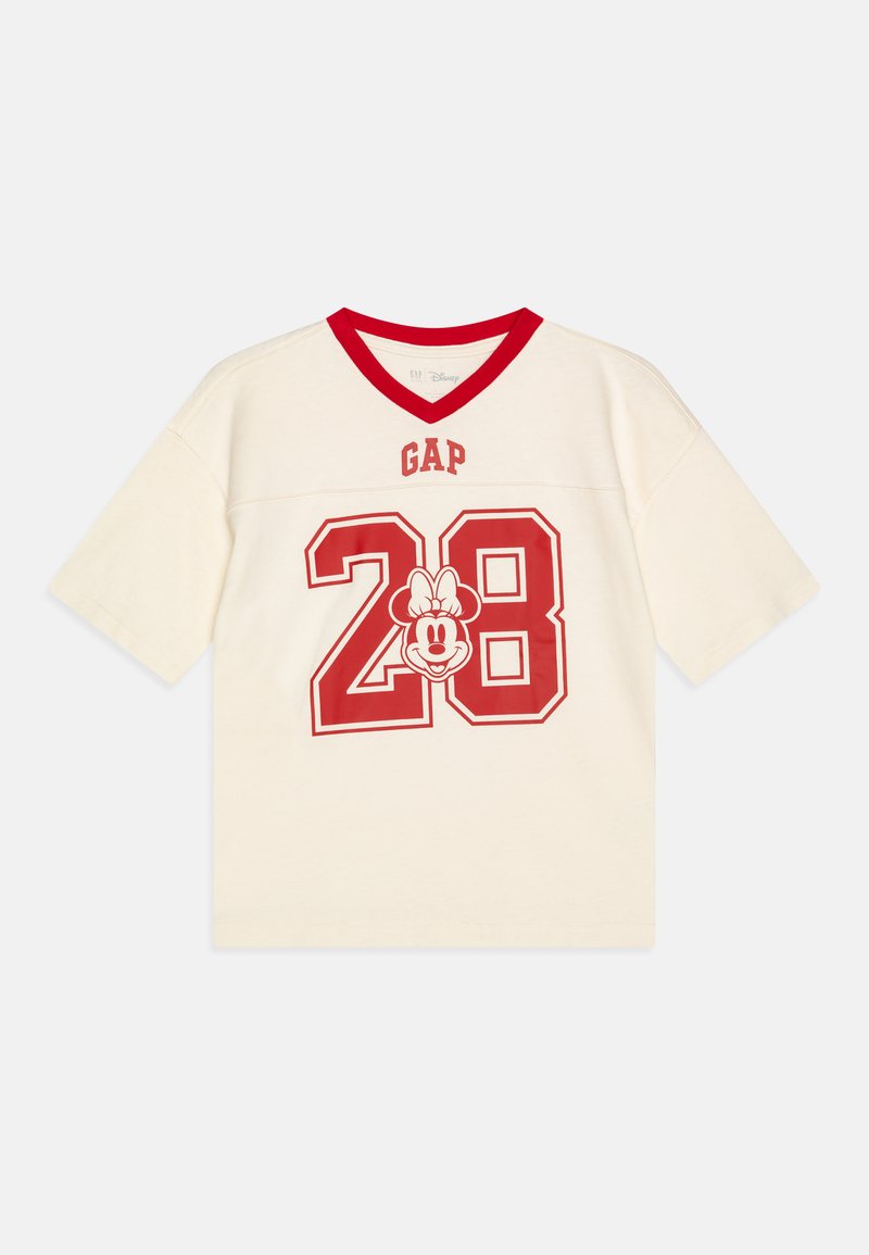 Kreminė marškinė su raudonu V-kerštu ir trumpomis rankovėmis, su dideliu raudonu tekstu "GAP", skaičiumi "28" ir Miki Maus grafika.