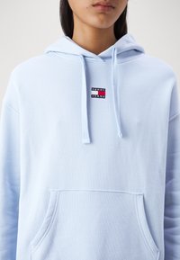 Tommy Jeans TJW BXY BADGE - Sportinis megztinis - breezy blue
