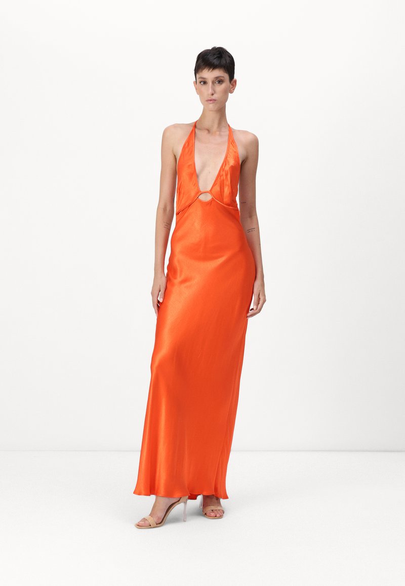 Oransje satin halterneck-kjole med dyp V-hals og sirkulært utskjæring i midjen. Golvlengde og glatt tekstur.