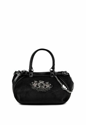Schwarze Juicy Couture Handtasche mit doppelten Griffen, besticktem Logo und herzförmigem Anhänger an einer Kette, die an der Seite befestigt ist.