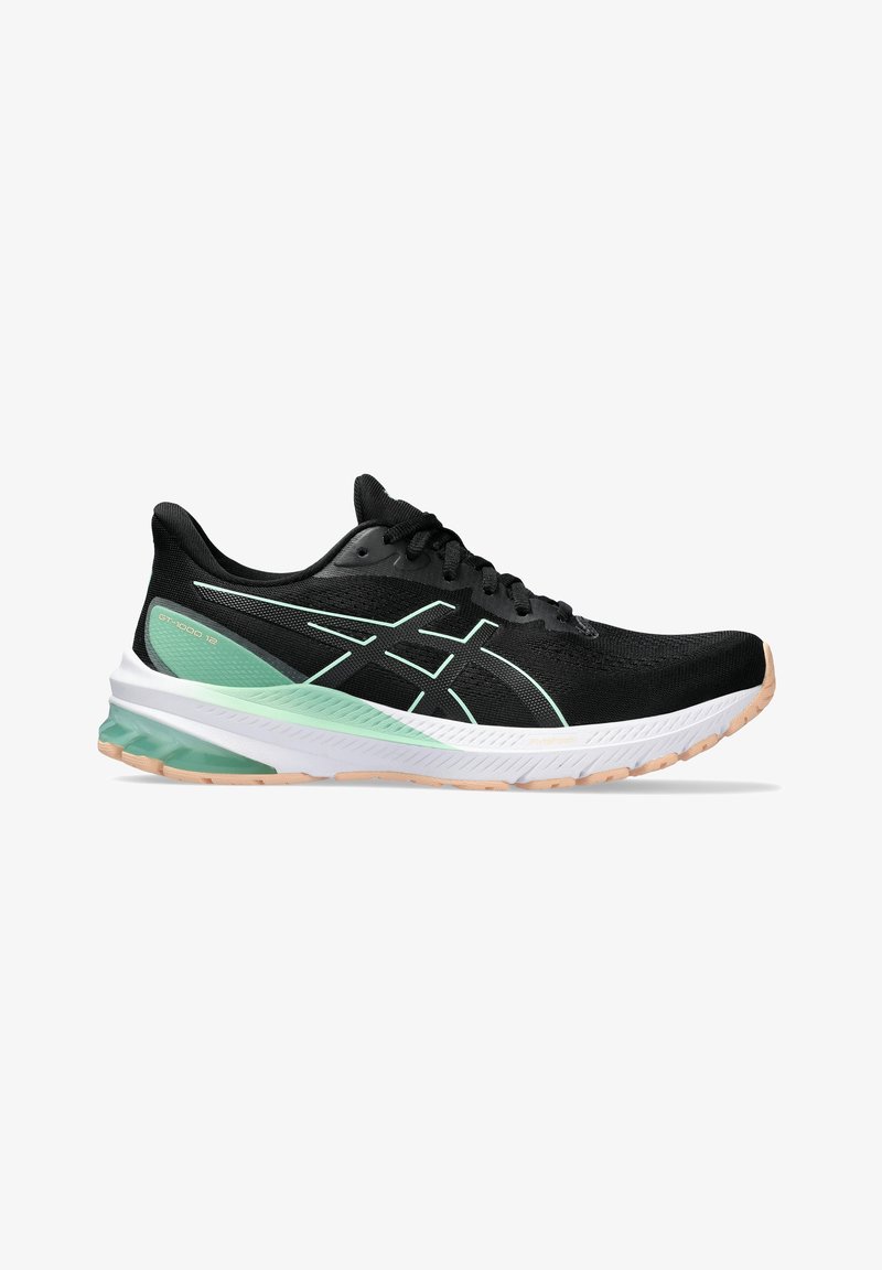 Chaussure de course noire avec des accents vert clair, semelle intermédiaire blanche et semelle extérieure beige, avec talon rembourré et design à lacets.