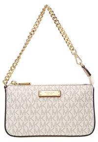 Bílá látková kabelka se zlatým řetízkovým popruhem, zdobená opakujícím se vzorem loga MK, zlatým kováním a logem na přední straně.