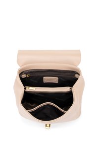 Borsa a mano in pelle beige con forma strutturata, dotata di un'apertura ripiegabile, numerosi scomparti interni e dettagli in metallo dorato.