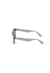 Sonnenbrille mit einem dunkelgrünen Rahmen, grauen Bügeln mit Fischgrätmuster und verspiegelten pinken Gläsern. CE-gekennzeichnet.
