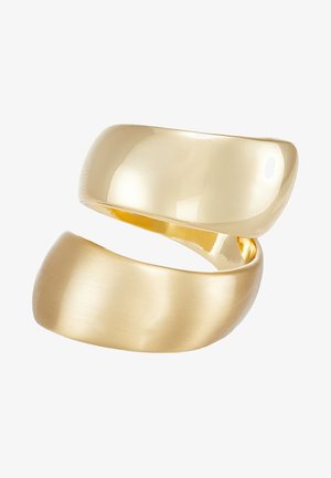 Guldtonet ring med to sammenflettede bånd; toppen er poleret og reflekterende, mens bunden har en mat finish.