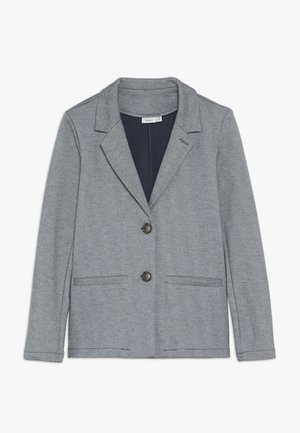 Szara marynarka wykonana z miękkiej tkaniny, z klapami z wycięciami, dwoma przednimi kieszeniami oraz zapięciem na pojedynczy guzik. Gładka tekstura i luźny krój.