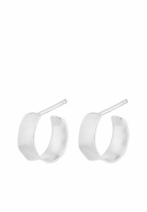Par sølvøreringe med glat, poleret overflade, bredt og let buet design samt lige stifter til gennemborede ører.
