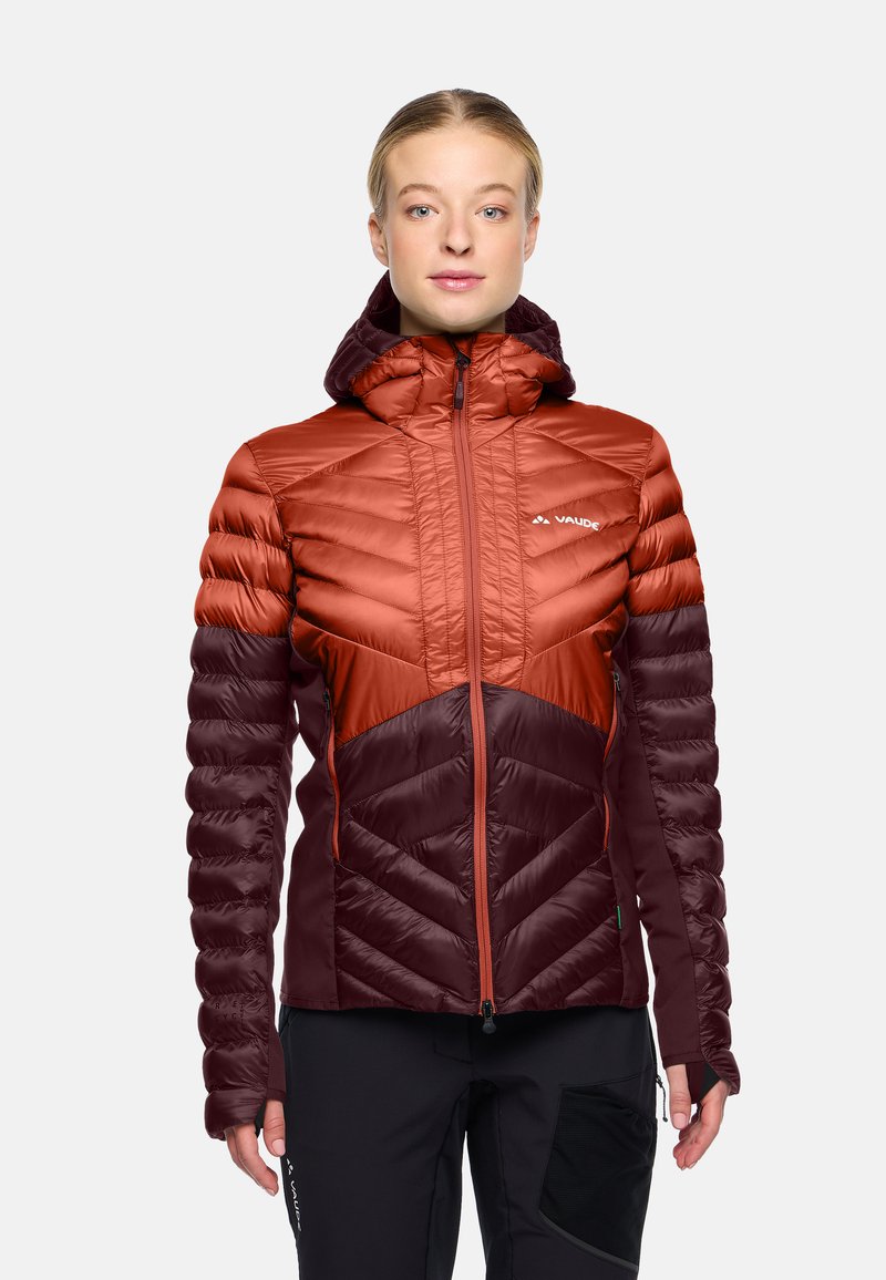 Giacca a vento isolata con cappuccio, caratterizzata da un design a blocchi di colore, con pannelli arancioni e bordeaux, texture trapuntata e chiusura frontale con zip.