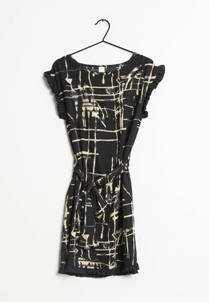 Czarna sukienka z krótkim rękawem z beżowym abstrakcyjnym wzorem kratki, falbaniastymi rękawami i dołem, przewiązana paskiem w talii, wisząca na czarnym wieszaku.