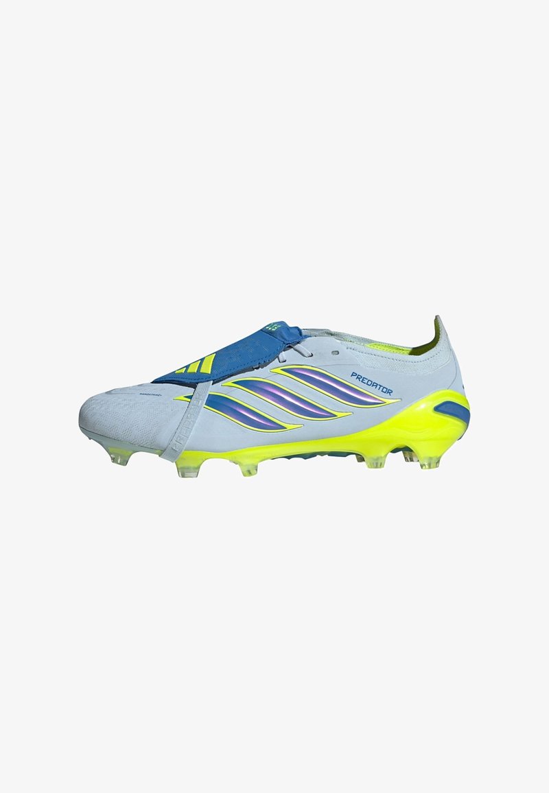 Chaussure de football Adidas Predator blanche et jaune néon avec coiffe bleue et design rayé irisé sur le côté.