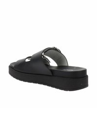 Zwarte leren slide sandalen met een kruisriemontwerp, een platformzool en subtiele hardware accenten. Gladde textuur met een lichte glansafwerking.