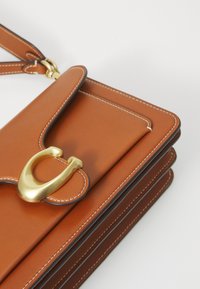 COACH TABBY SHOULDER BAG - Sac bandoulière - tan