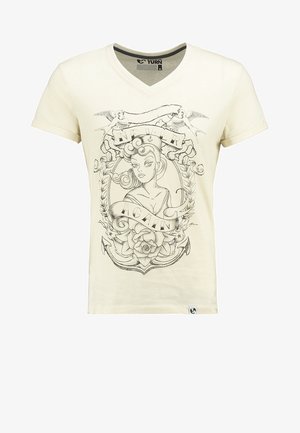 Crème-kleurig t-shirt, v-hals ontwerp, met een zwarte afbeelding van een vrouw omringd door bloemselementen en de woorden "NOOIT MEER."