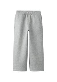 Grijze sweatpants van zachte stof met een elastische tailleband, wijde benen en twee zijzakken. Eenvoudig ontwerp zonder patronen of accenten.