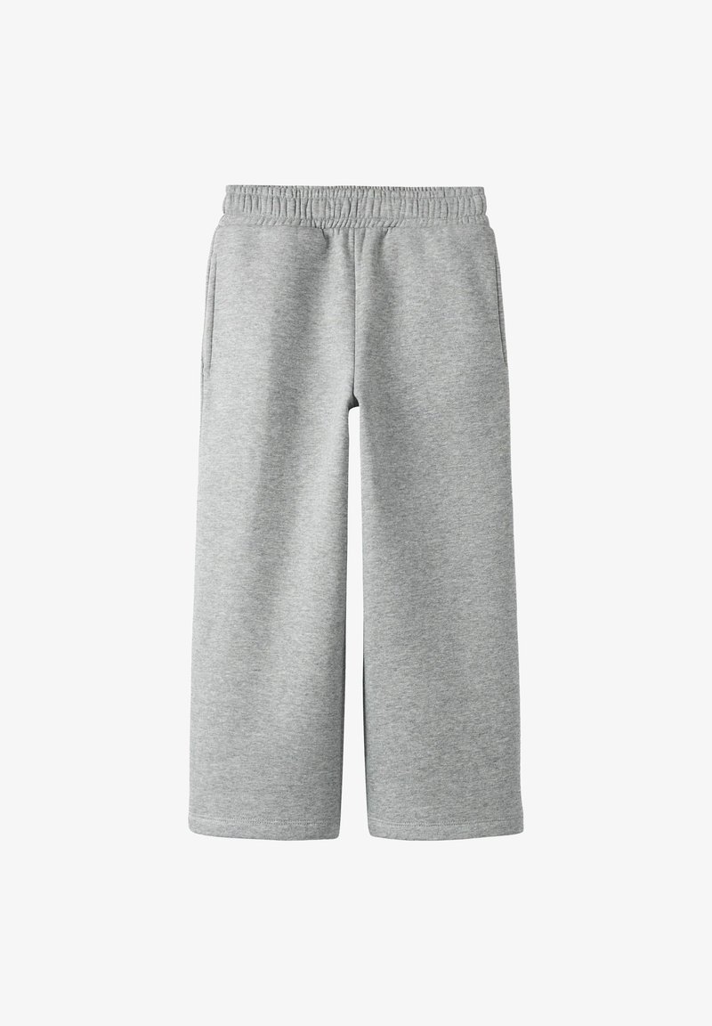 Pantalones de chándal grises hechos de una tela suave, con cintura elástica, piernas anchas y dos bolsillos laterales. Diseño simple sin patrones ni acentos.