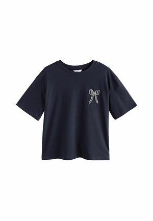 Mörkblå kortärmad t-shirt med rund hals och en liten vit rosettdesign på vänster bröst.