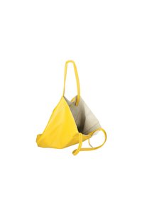 Borsa a mano gialla in cuoio con forma triangolare, caratterizzata da una texture liscia e un interno dai colori chiari. Sono visibili due lunghe tracolle.