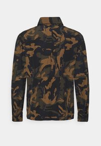 Camicia a maniche lunghe con motivo camouflage marrone e nero. Realizzata in tessuto testurizzato con colletto e polsini con bottoni. Senza loghi visibili.