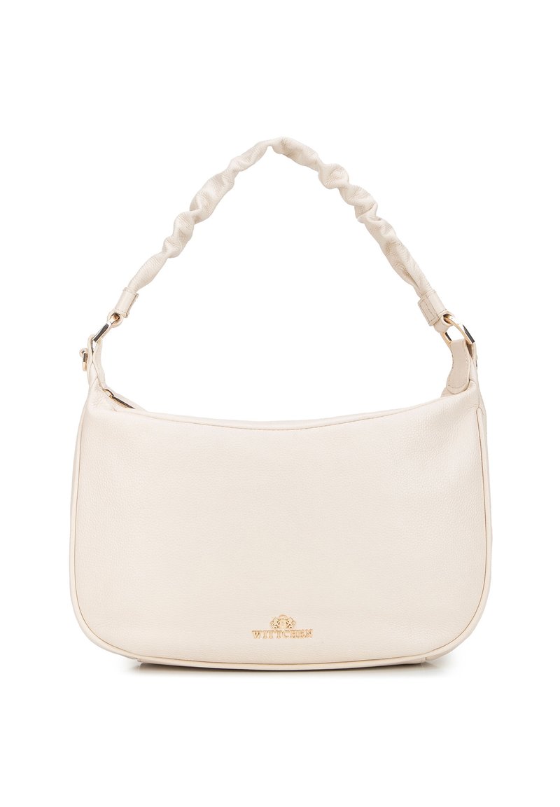Bílá texturovaná kožená kabelka se měkkým, nařaseným ramenním popruhem a zlatým logem na spodní straně. Hladký obdélníkový tvar.