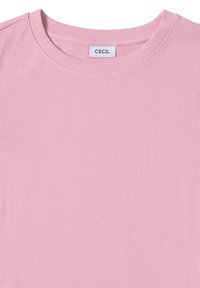 Lyserød ribbet T-shirt med rund halsudskæring. Stoffets tekstur er blød og strækbar. Etiketten siger "CECIL" ved halsen.
