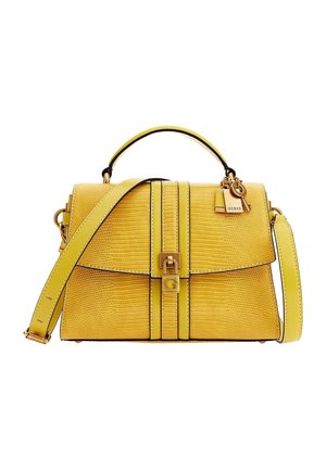 Sac à main en cuir texturé jaune avec poignée supérieure, bandoulière réglable, fermeture à boucle avant et charme logo Guess doré.