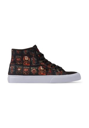 Zapatillas altas negras con gráficos de calaveras coloridas, material de lona duradero, suela de goma blanca y cordones negros. Los gráficos presentan elementos de terror.