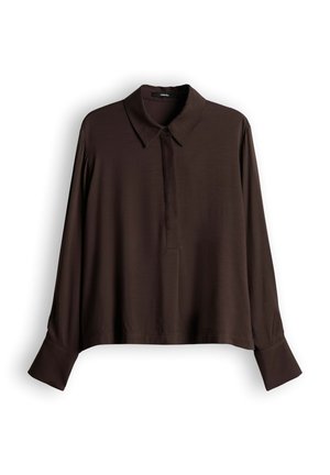 Chemise marron à manches longues avec col, patte de boutonnage et larges poignets ; texture lisse et coupe ample.