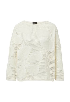 Biały sweter dzianinowy z szerokim dekoltem, rękawami do łokcia oraz kwiatowym wzorem i otwartą strukturą tkani. 
