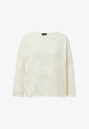 Biały sweter dzianinowy z szerokim dekoltem, rękawami do łokcia oraz kwiatowym wzorem i otwartą strukturą tkani.