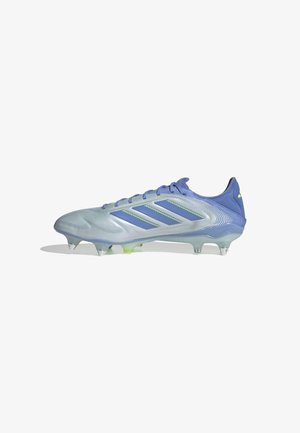Voetbalschoenen met een slank ontwerp, gekenmerkt door een verloop van lichtblauw naar paars, driekleurige strepen, transparante zool en scherpe noppen.