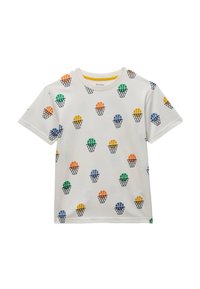T-shirt en coton blanc avec un motif répété de ballons de basket colorés en orange, vert, bleu et jaune, entourés de contours noirs.