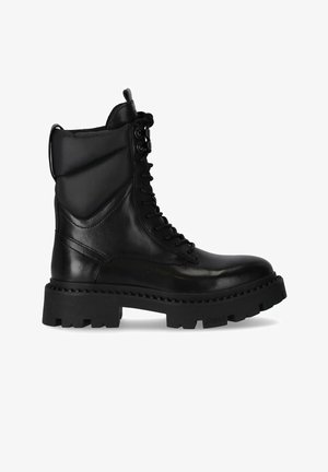Stivali alla caviglia in pelle nera con suola spessa, dotati di un frontale con lacci, colletto imbottito e linguetta, che mostrano una finitura liscia e testurizzata.